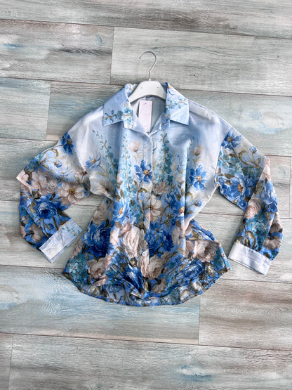 Camicia floreale donna in TENCEL® colore celeste, vista frontale su gruccia – Made in Italy | Frarò
