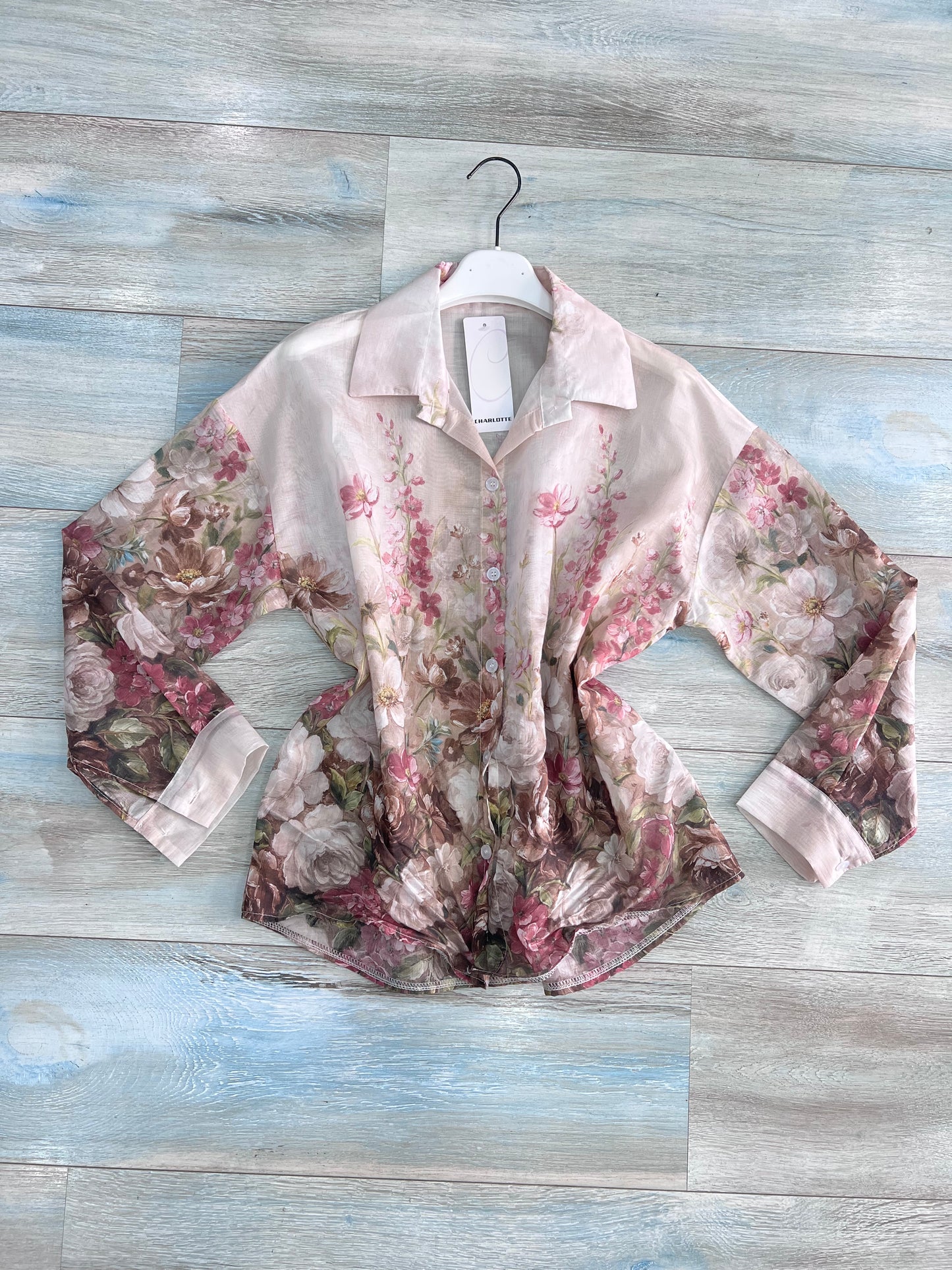 Camicia floreale donna in TENCEL® colore rosa, vista frontale su gruccia – Made in Italy | Frarò
