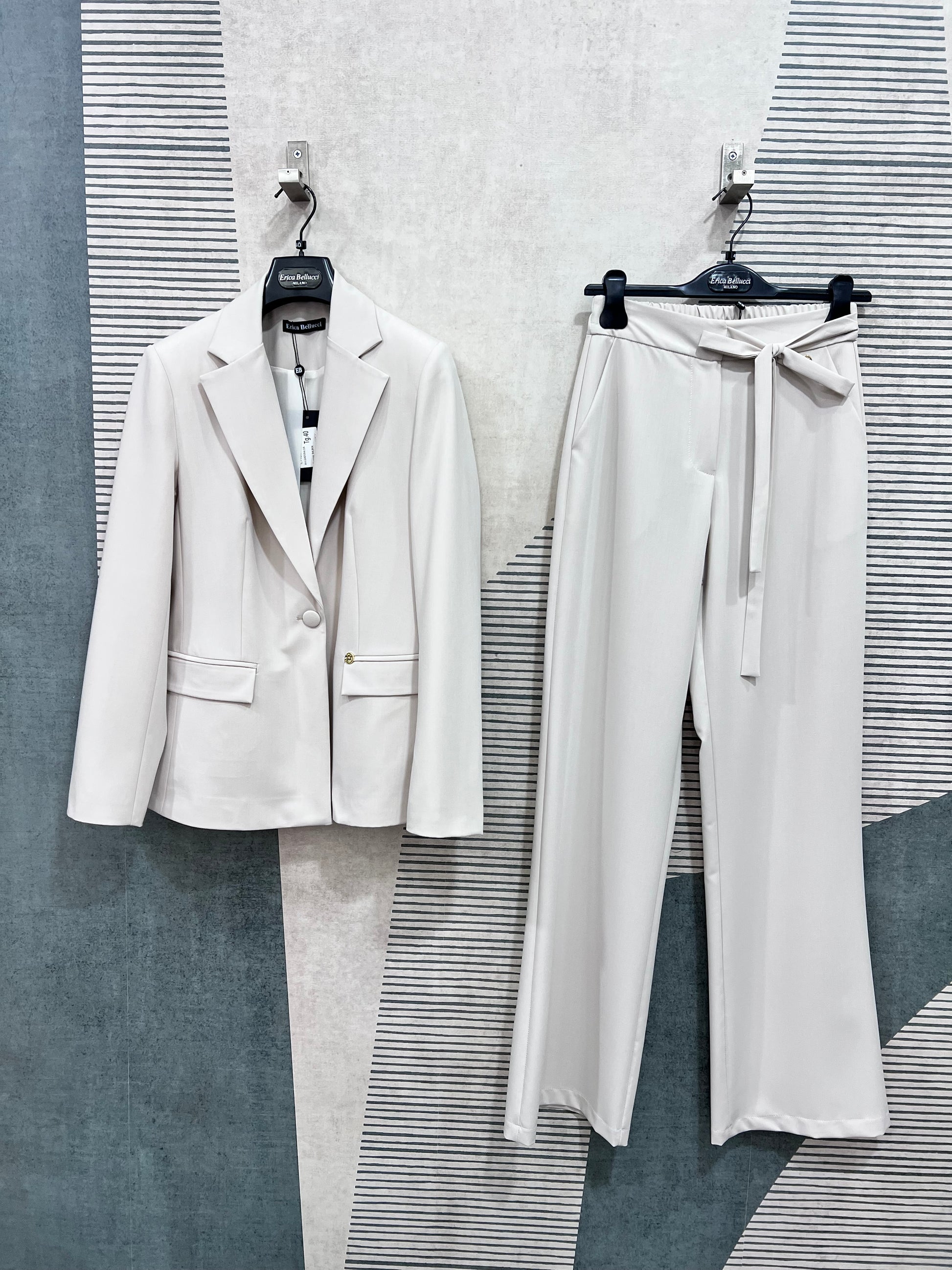 Tailleur donna 594 Burro vista e -commerce sù sfondo neutro.