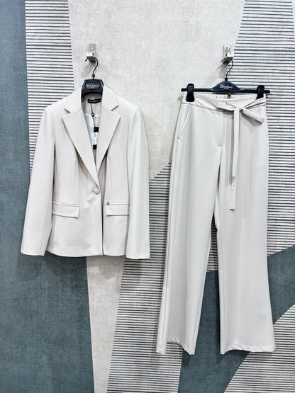 Tailleur donna 594 Burro vista e -commerce sù sfondo neutro.