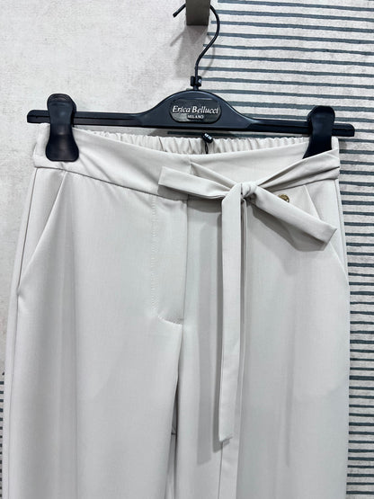 Dettaglio fiocco in vita del pantalone del Tailleur donna 594 Burro 