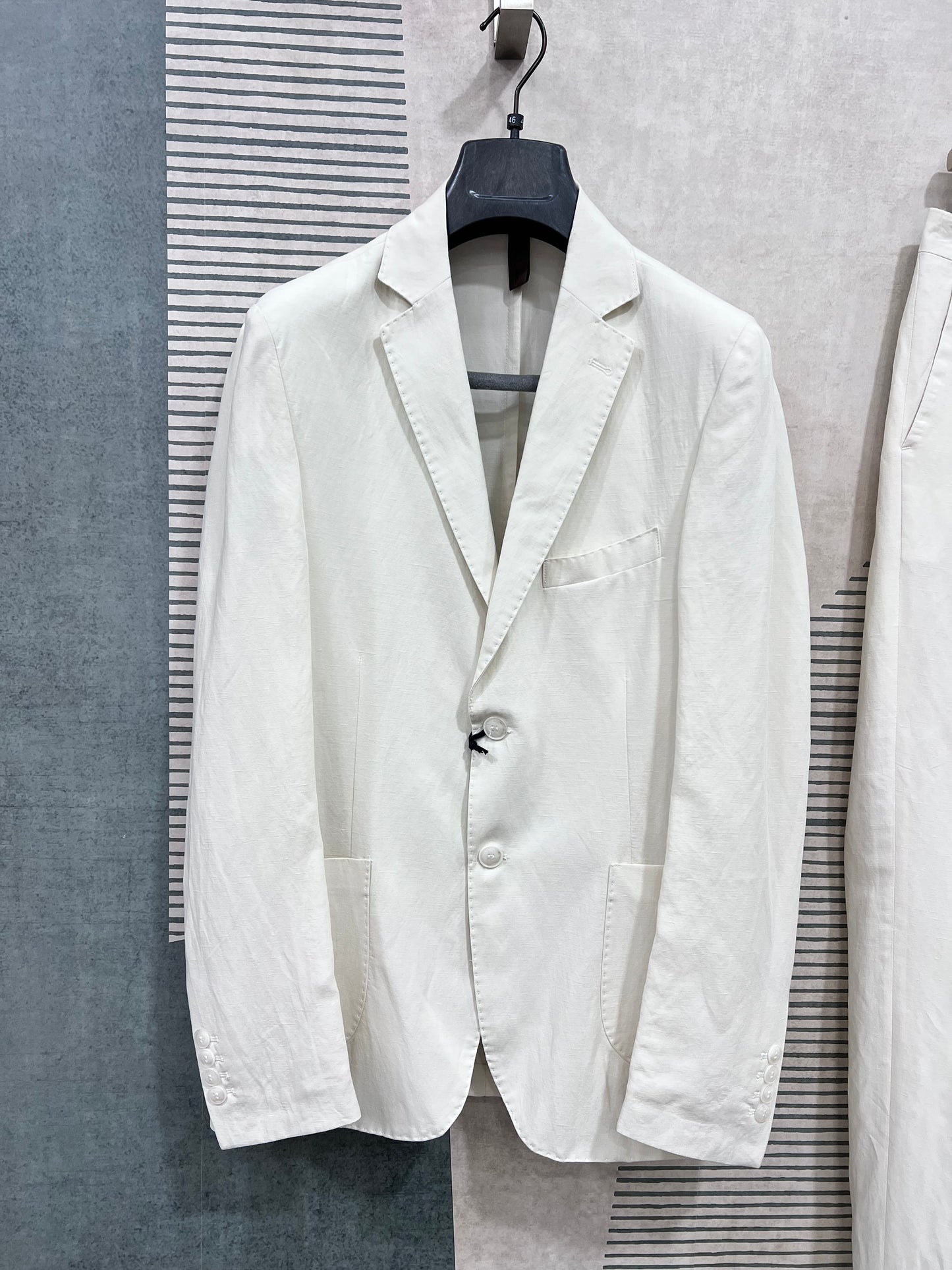 Giacca dell'abito uomo sartoriale monopetto lino TENCEL™ panna — vista frontale con dettaglio tessuto e tasche a toppa, costruzione sartoriale Made in Italy