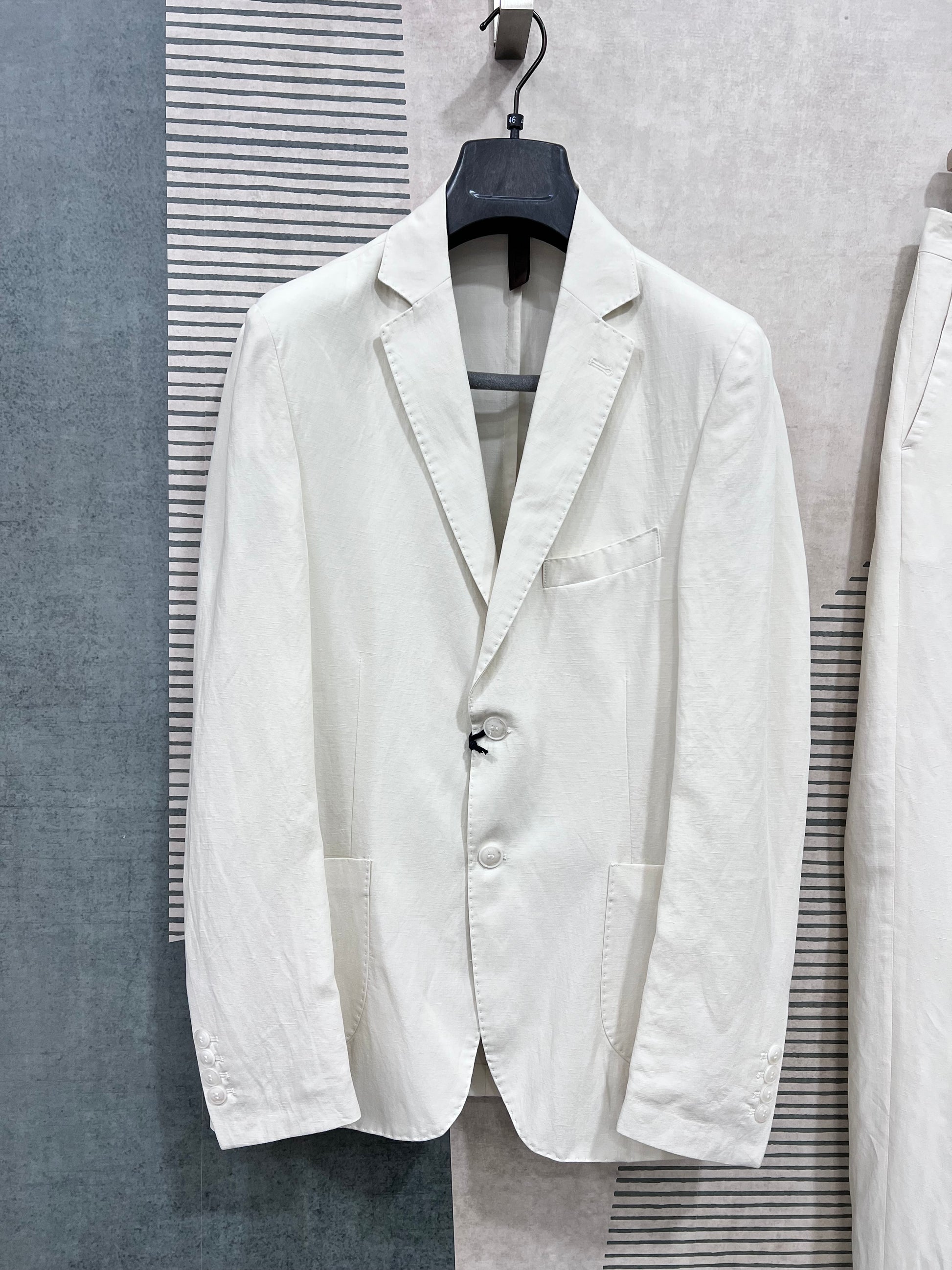 Giacca dell'abito uomo sartoriale monopetto lino TENCEL™ panna — vista frontale con dettaglio tessuto e tasche a toppa, costruzione sartoriale Made in Italy