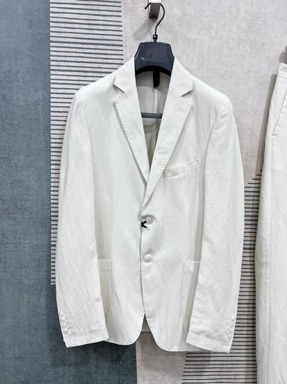 Giacca dell'abito uomo sartoriale monopetto lino TENCEL™ panna — vista frontale con dettaglio tessuto e tasche a toppa, costruzione sartoriale Made in Italy