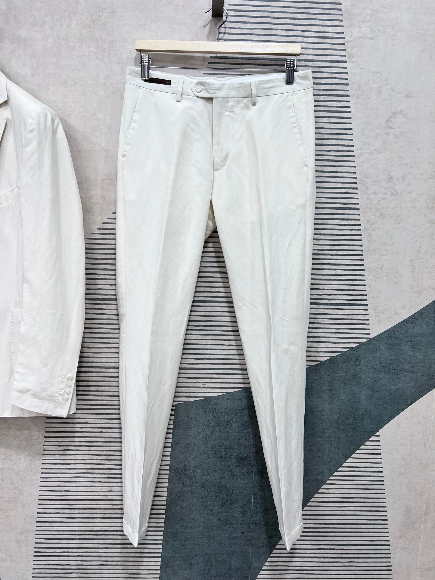 Pantalone dell'abito uomo sartoriale in lino e TENCEL™ panna — vita media, piega centrale, vista frontale Made in Italy