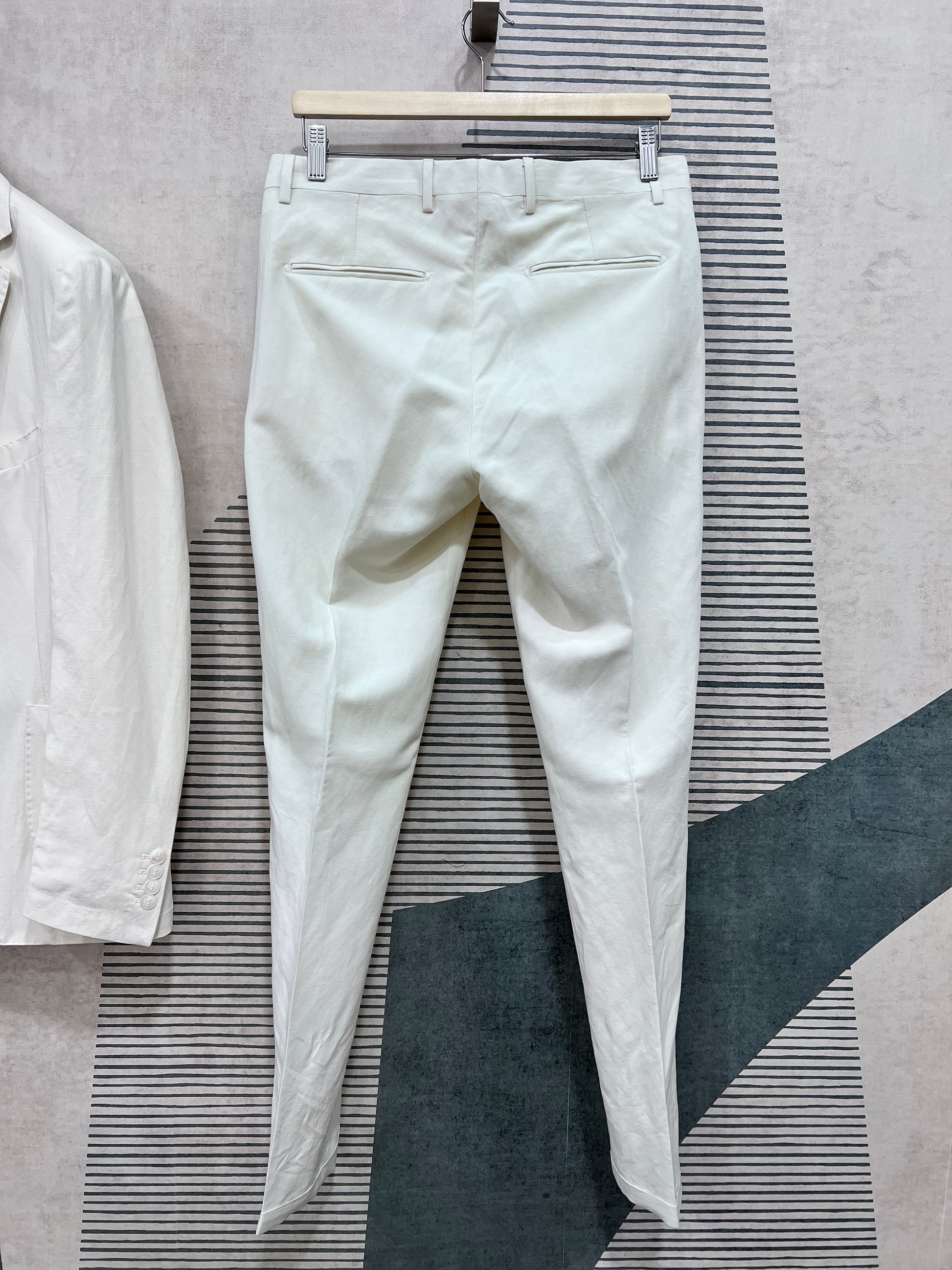 Pantalone dell'abito uomo sartoriale lino TENCEL™ panna — vista posteriore con tasche a filetto e rifinitura sartoriale Made in Italy