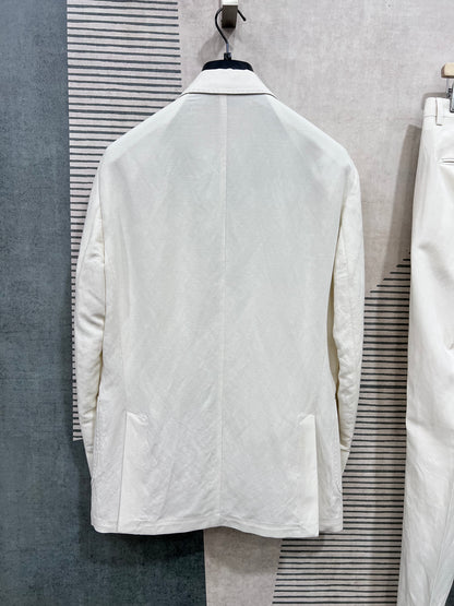 Giacca dell'abito uomo sartoriale monopetto lino TENCEL™ panna — vista posteriore con dettaglio tessuto e spacchetti sul fondo ai lati, costruzione sartoriale Made in Italy