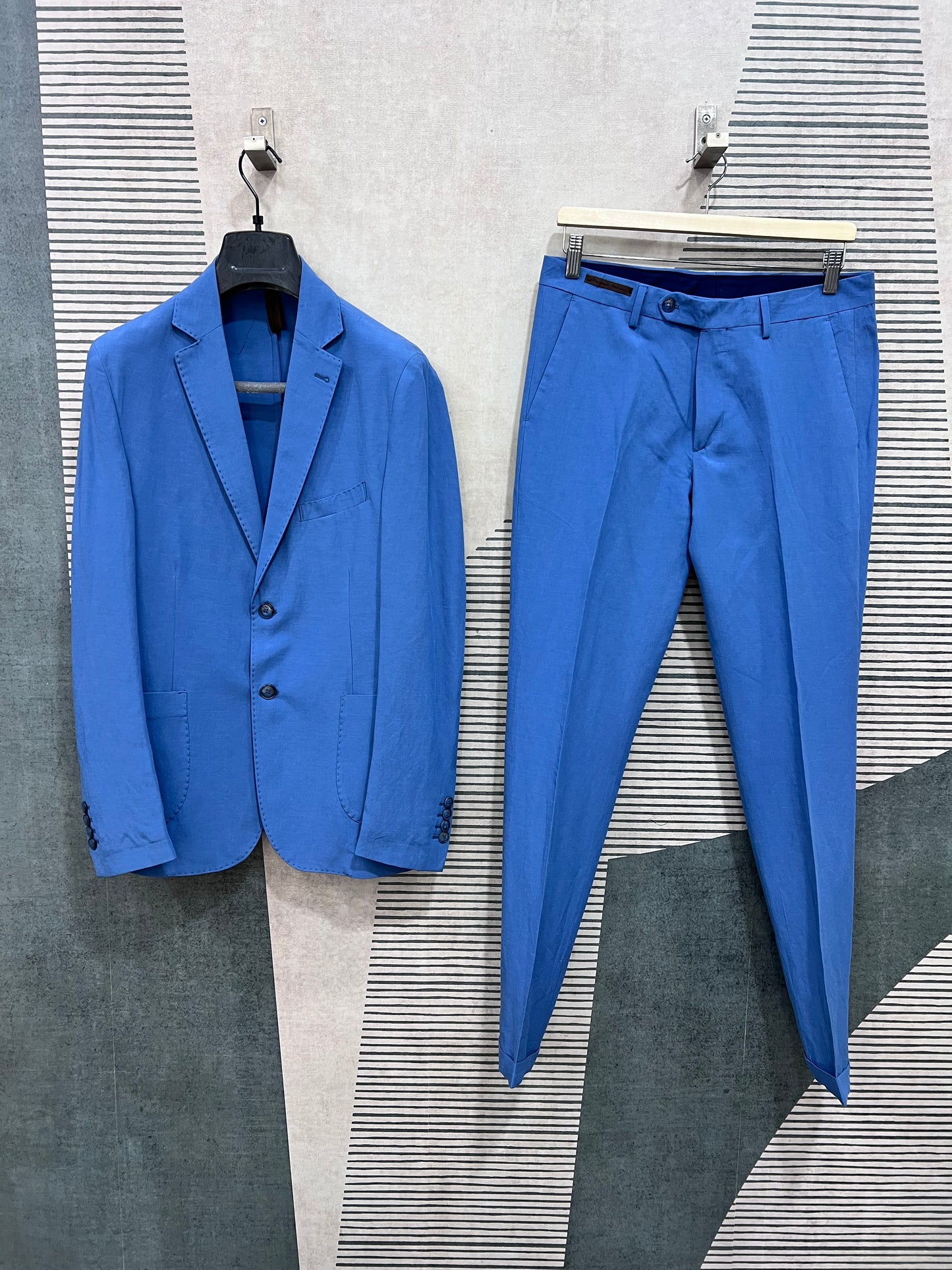 Abito uomo sartoriale completo lino TENCEL™ azzurro — giacca monopetto e pantalone sartoriale Made in Italy, vista frontale d'insieme