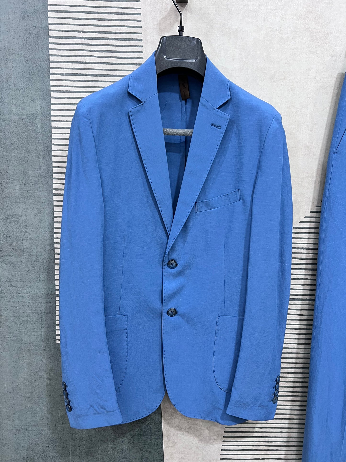 Giacca dell' abito uomo sartoriale monopetto in lino e TENCEL™ azzurro — dettaglio rever, tasche e bottoni, manifattura Made in Italy