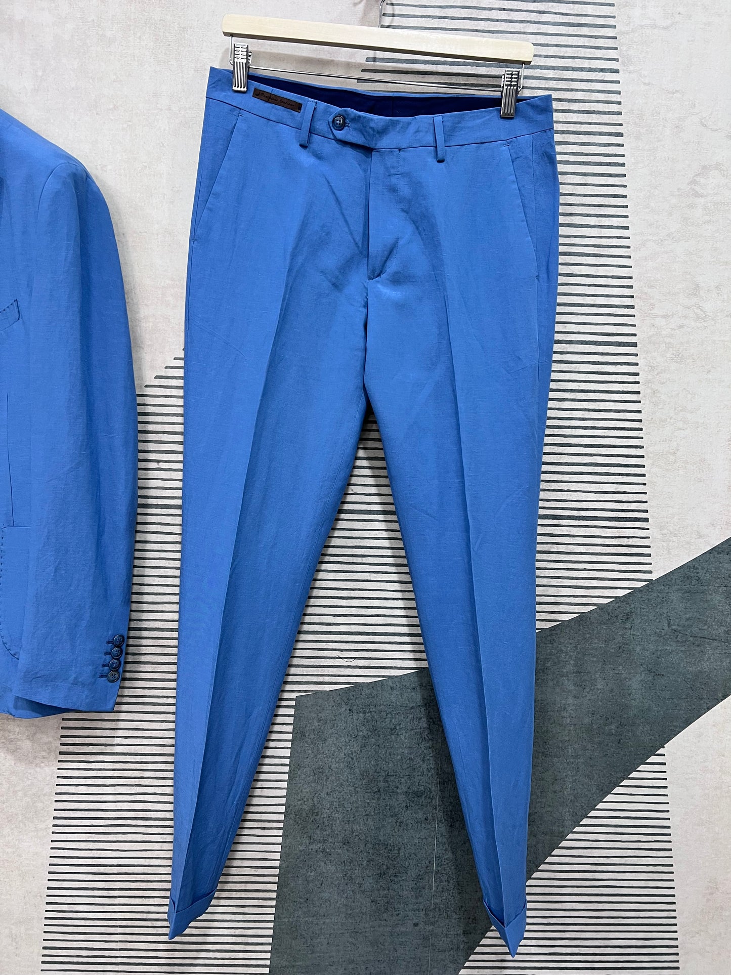 Pantalone dell'abito uomo sartoriale in lino e TENCEL™ azzurro — vita media, piega centrale, vista frontale Made in Italy