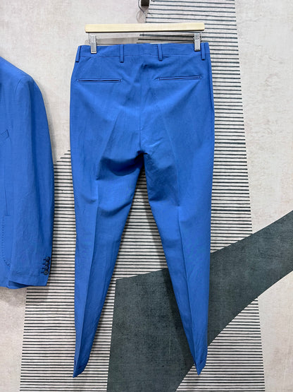Pantalone dell'abito uomo sartoriale lino TENCEL™ azzurro — vista posteriore con tasche a filetto e rifinitura sartoriale