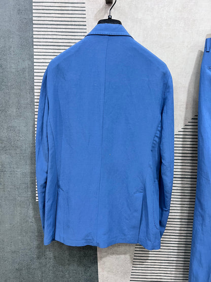 Giacca dell'abito uomo sartoriale lino TENCEL™ azzurro — vista posteriore con dettaglio tessuto e costruzione sartoriale Made in Italy