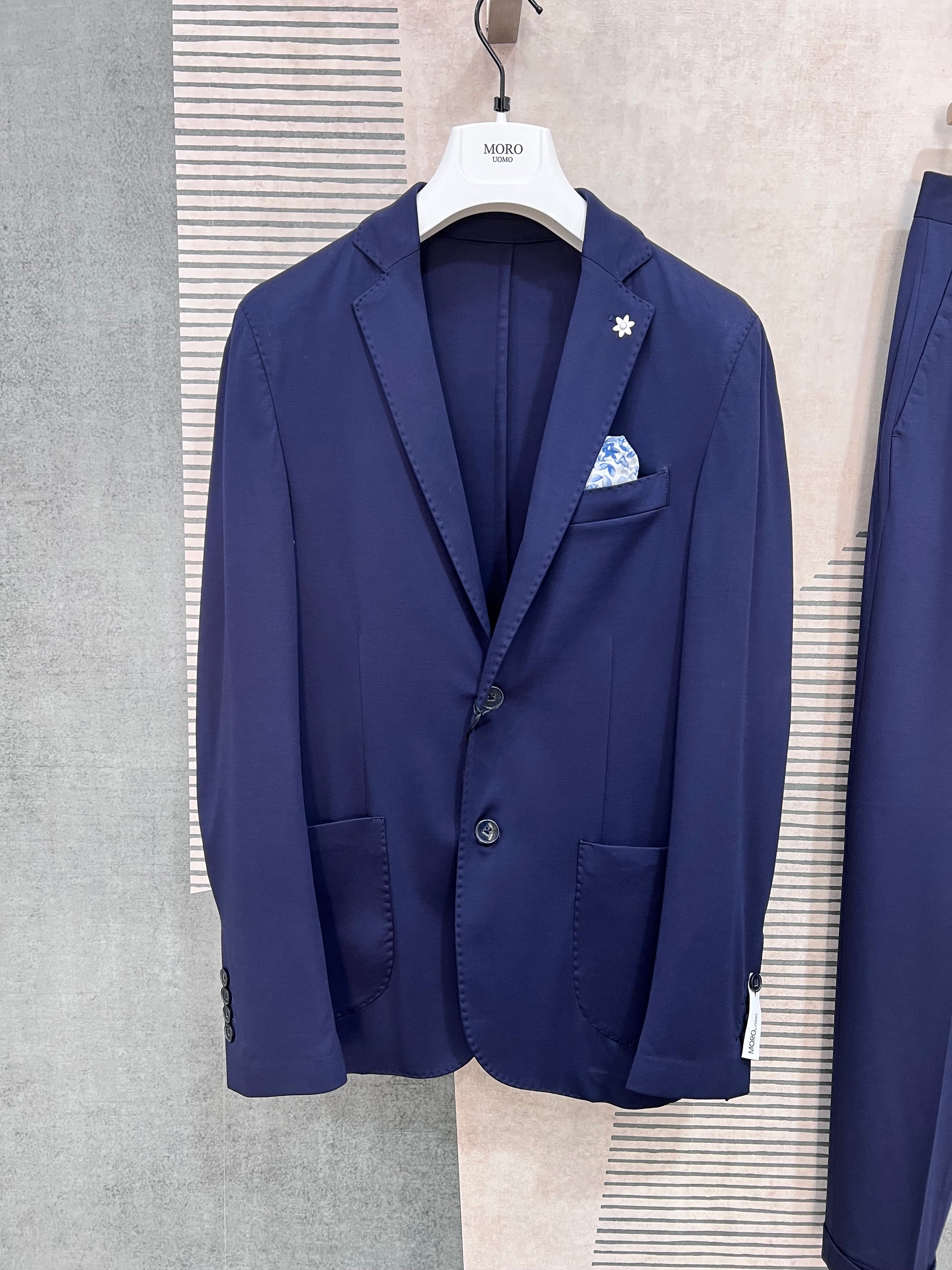 Giacca abito uomo monopetto punto milano blu navy — dettaglio rever, tasche a toppa, pochette floreale e spilla, manifattura Made in Italy
