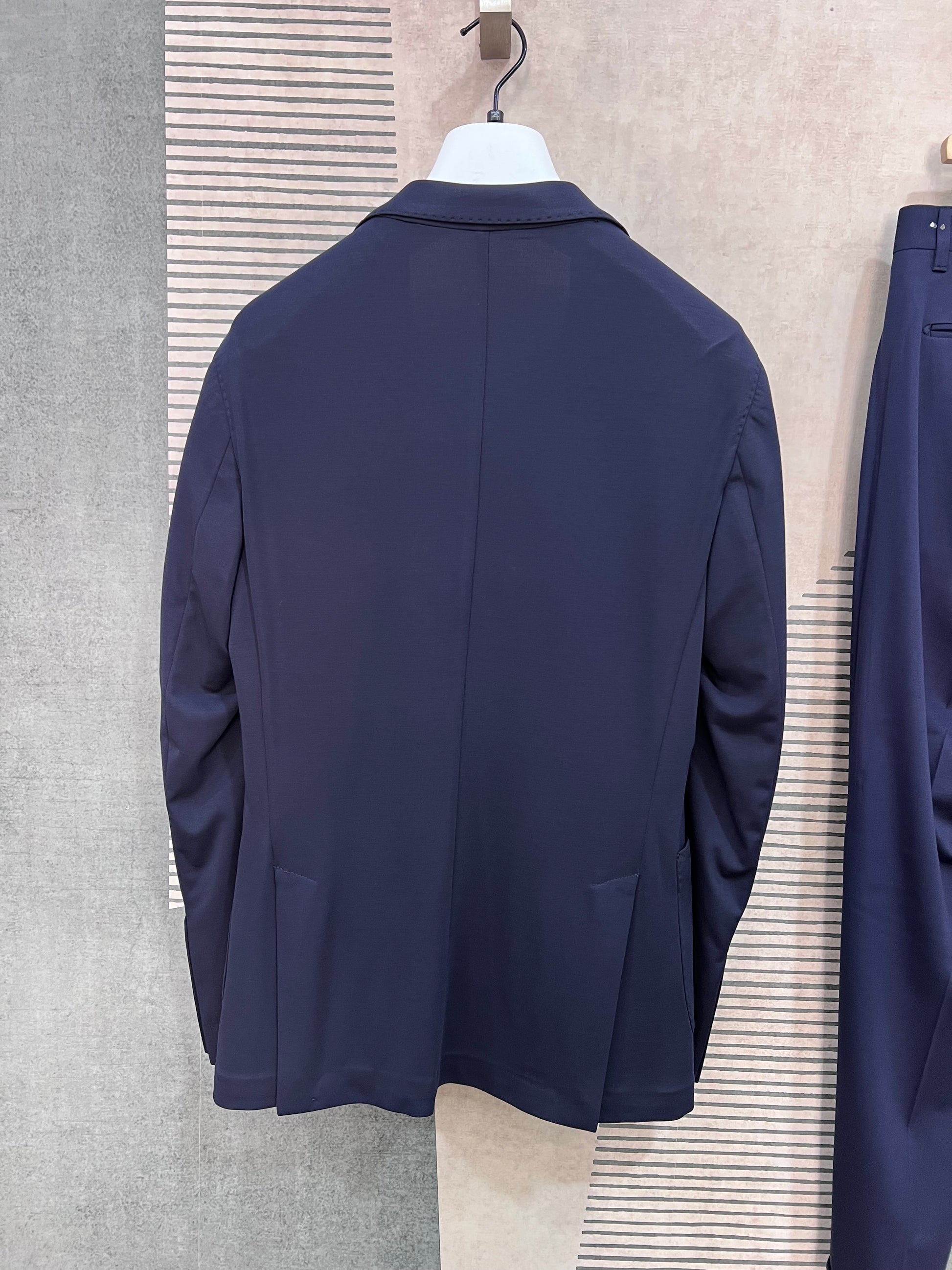 Giacca abito uomo monopetto punto milano blu navy — vista posteriore con spacco centrale e tasche a filetto, costruzione sartoriale Made in Italy