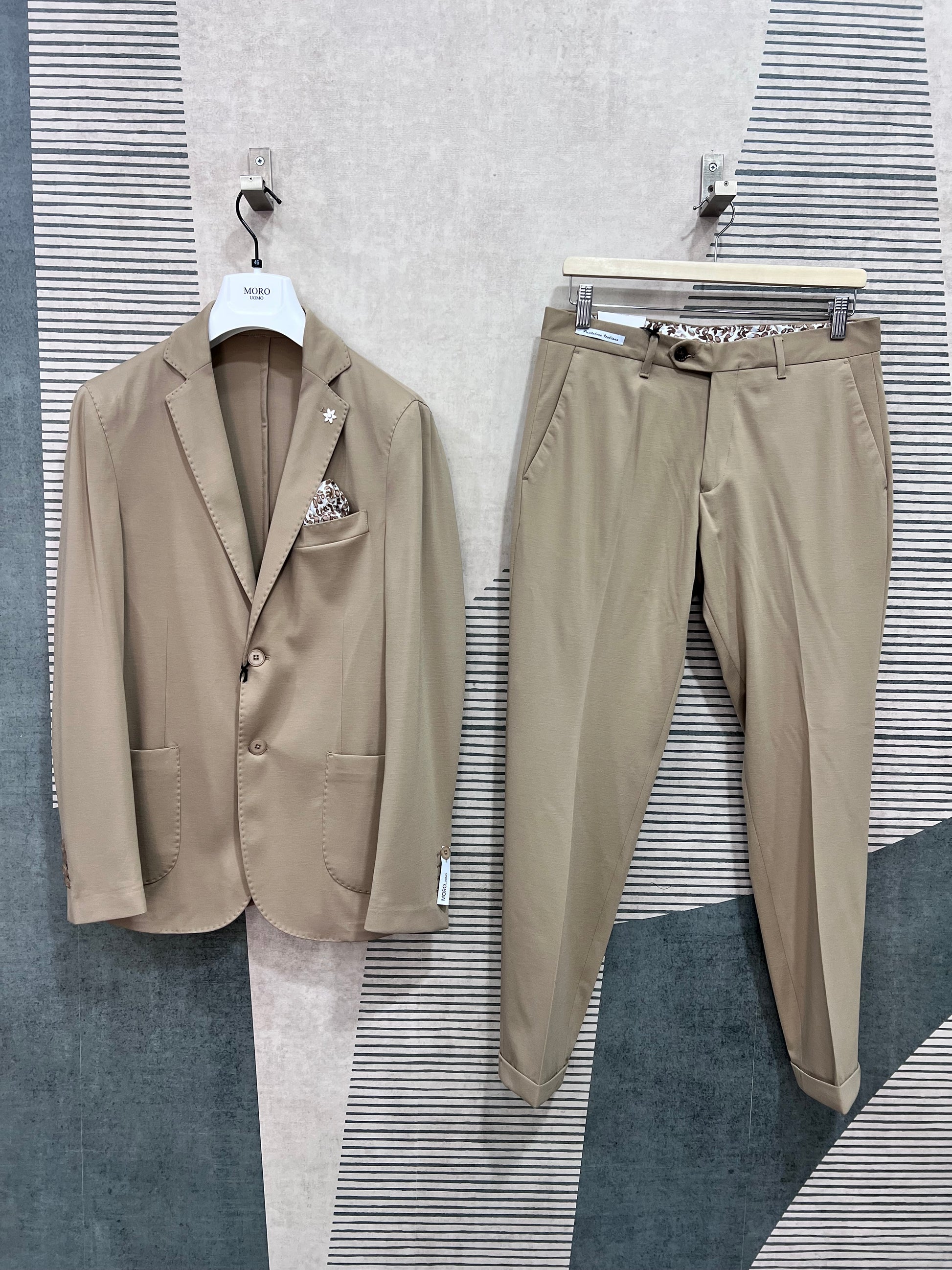 Abito uomo completo punto milano color safari — giacca monopetto e pantalone sartoriale appesi, vista frontale d'insieme, Made in Italy
