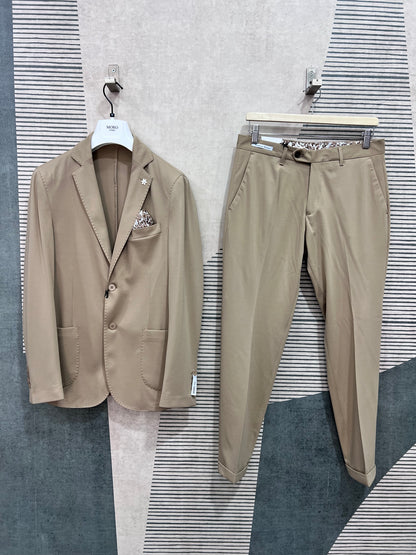 Abito uomo completo punto milano color safari — giacca monopetto e pantalone sartoriale appesi, vista frontale d'insieme, Made in Italy
