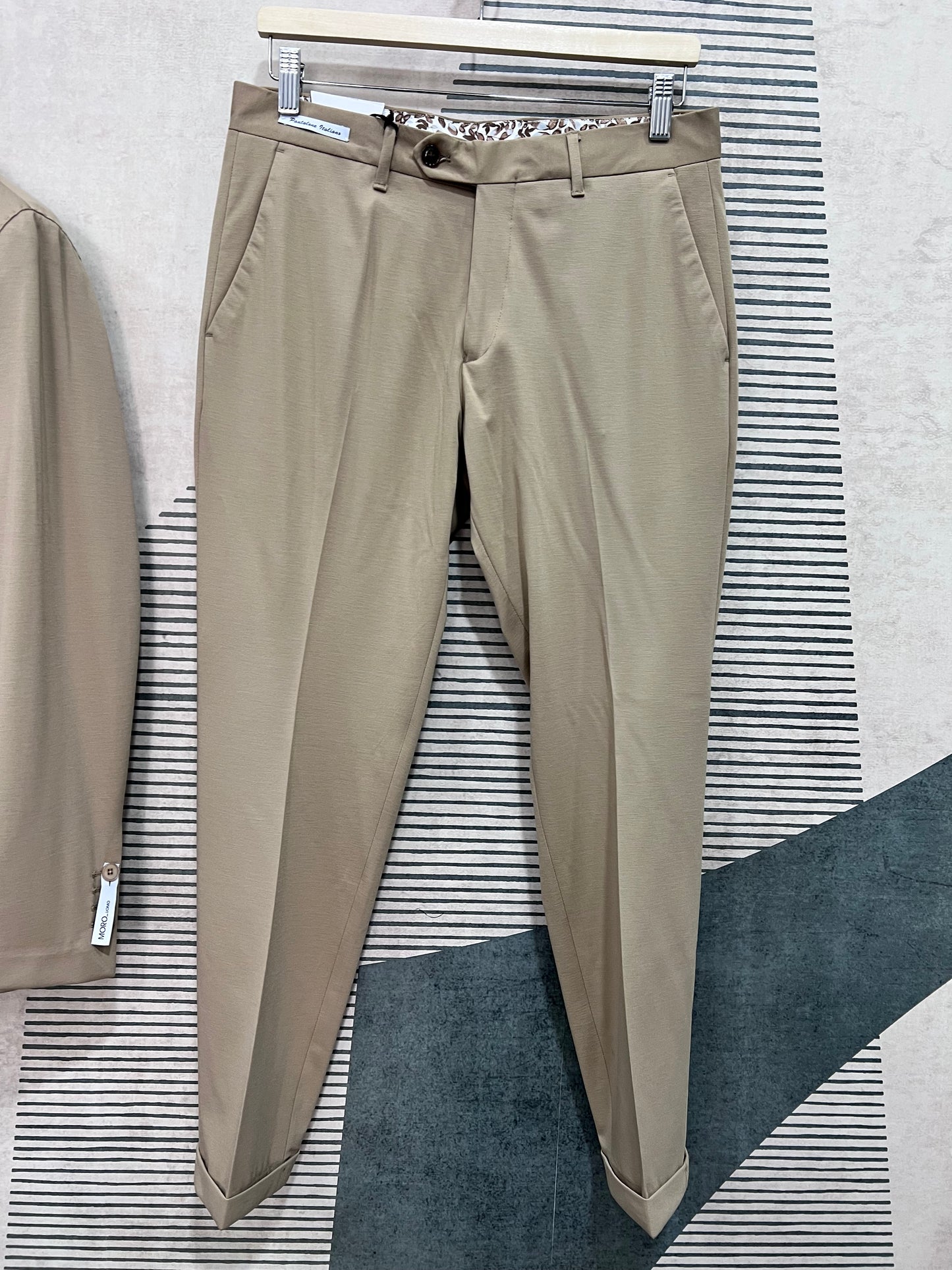 Pantalone abito uomo sartoriale punto milano safari — vista frontale con tasche america e risvolto al fondo, Made in Italy
