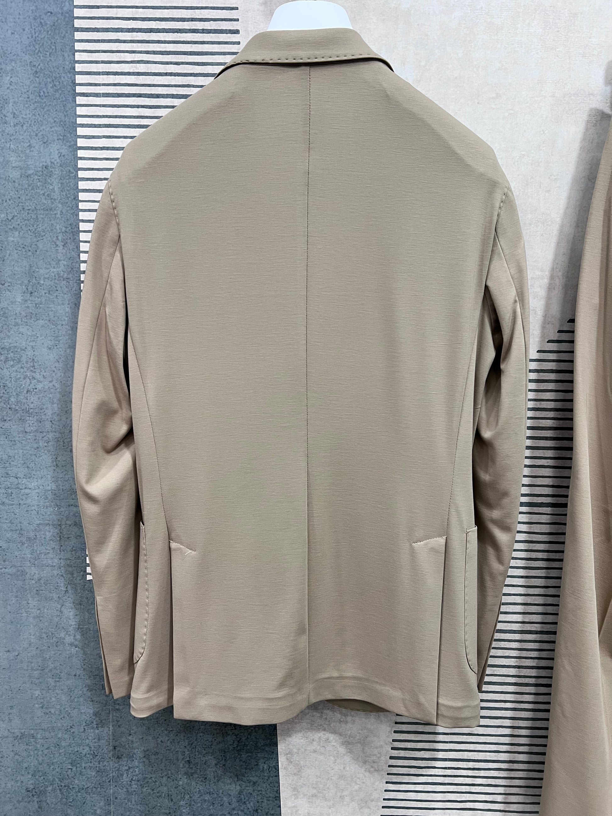 Giacca abito uomo monopetto punto milano safari — vista posteriore con spacco centrale e tasche a toppa, costruzione sartoriale Made in Italy
