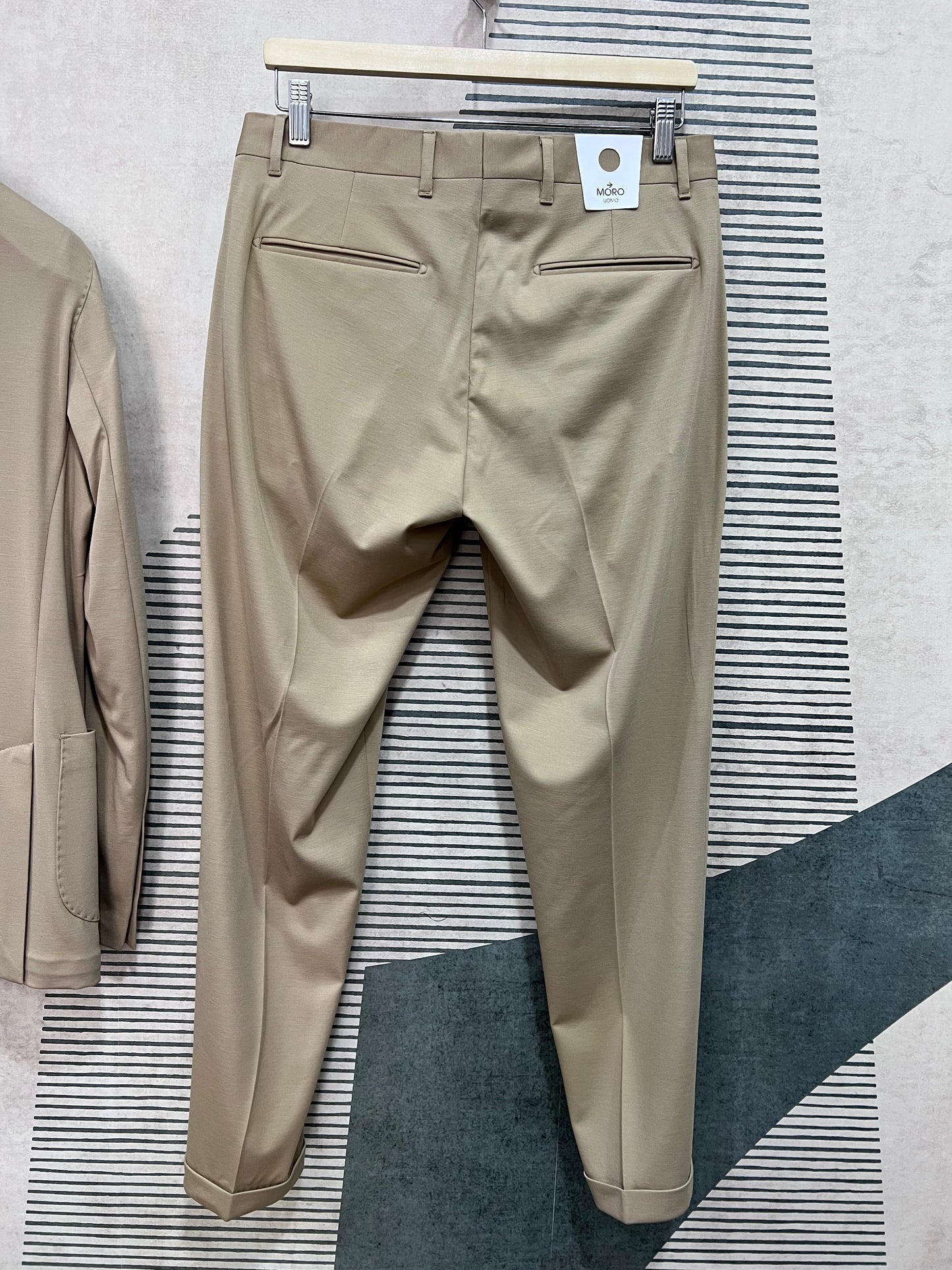 Pantalone abito uomo sartoriale punto milano safari — vista posteriore con tasche a filetto e risvolto al fondo, Made in Italy