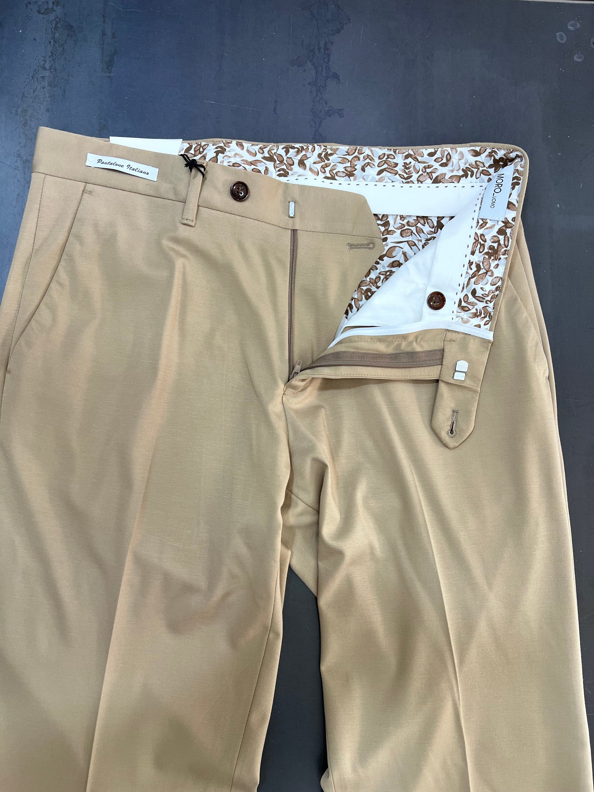 Pantalone abito uomo punto milano safari — dettaglio interno con fodera floreale, chiusura sartoriale e etichetta Moro Uomo Made in Italy