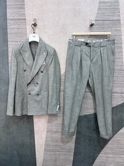 Abito uomo doppio petto verde fiammato — giacca Moro Uomo e pantalone con pince appesi, trama fiammata effetto lino, Made in Italy