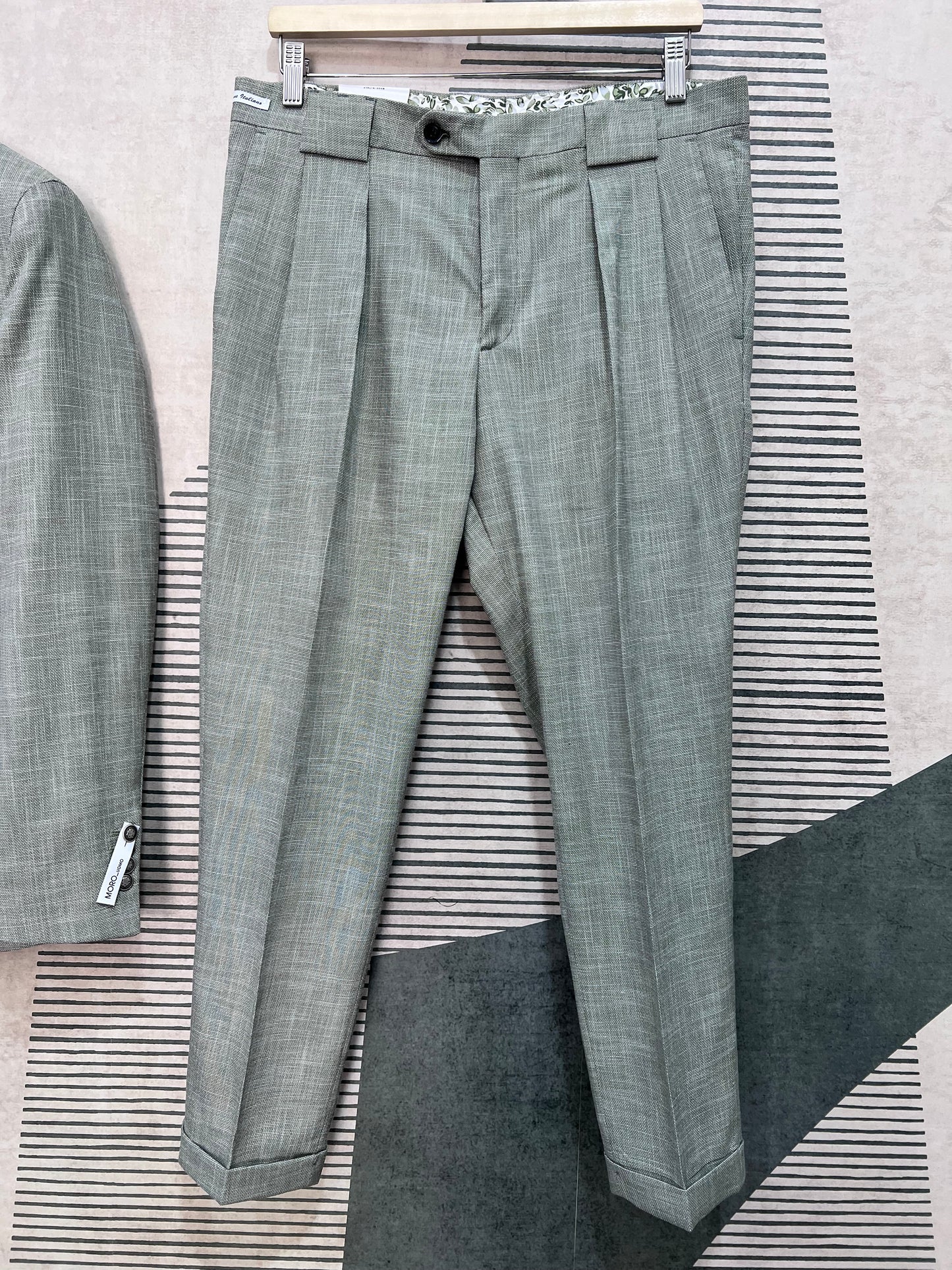 Pantalone uomo sartoriale verde fiammato con pince — vita alta, piega centrale e risvolto al fondo, dell'abito uomo doppio petto costruzione Made in Italy Moro Uomo