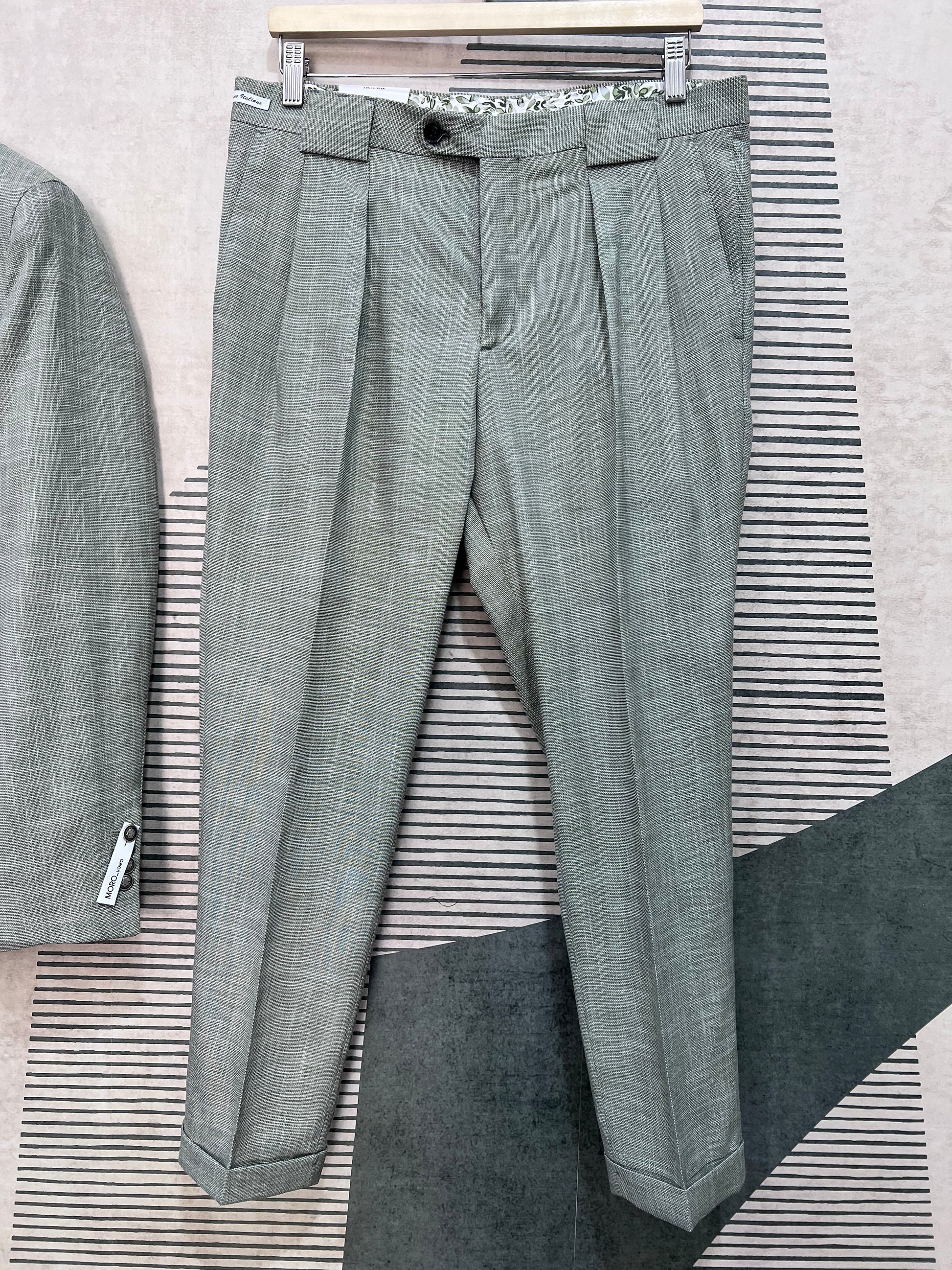 Pantalone uomo sartoriale verde fiammato con pince — vita alta, piega centrale e risvolto al fondo, dell'abito uomo doppio petto costruzione Made in Italy Moro Uomo