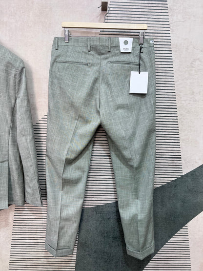 Pantalone uomo verde fiammato con pince — dettaglio posteriore con tasche a filetto e risvolto sartoriale, Moro Uomo Made in Italy dell'abito uomo doppio petto verde