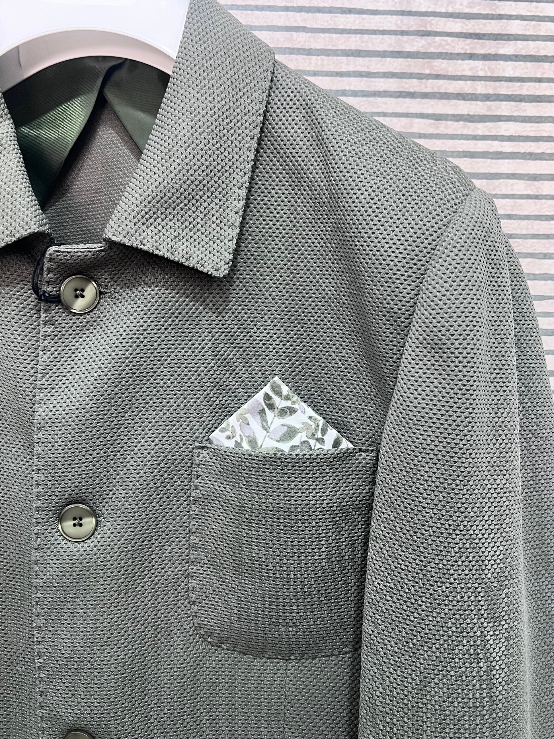 Giacca uomo 657 Moro verde militare – dettaglio collo camicia, bottoni e taschino con fazzoletto – Made in Italy Frarò
