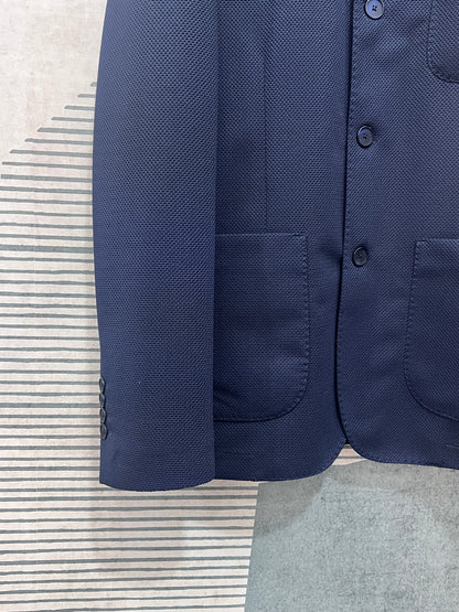 Giacca uomo 657 Moro blu scuro – dettaglio tasche a toppa e bottoni – manifattura sartoriale Made in Italy – Frarò

