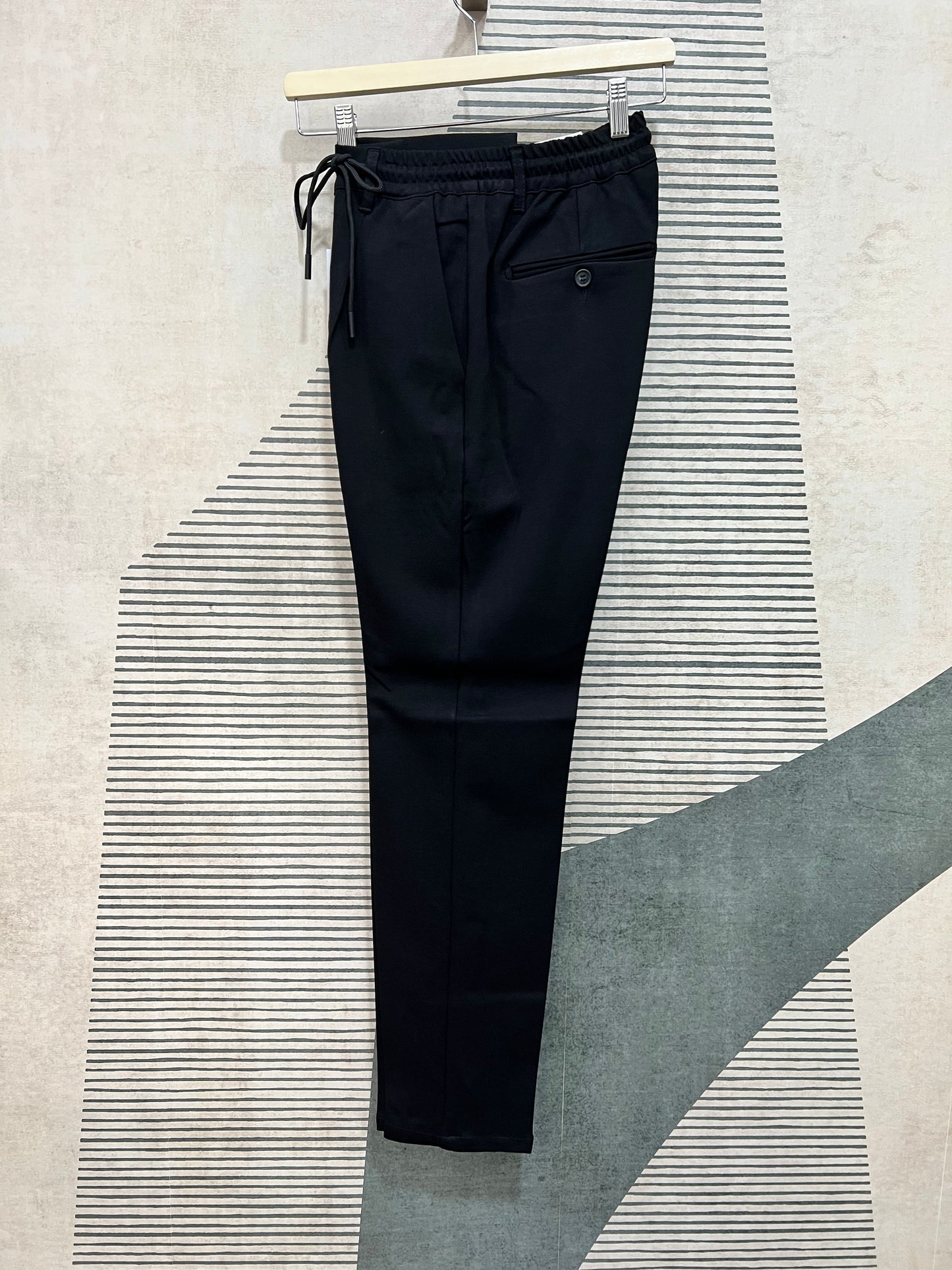 "Pantalone punto Milano uomo colore nero - vista laterale tasca americana"