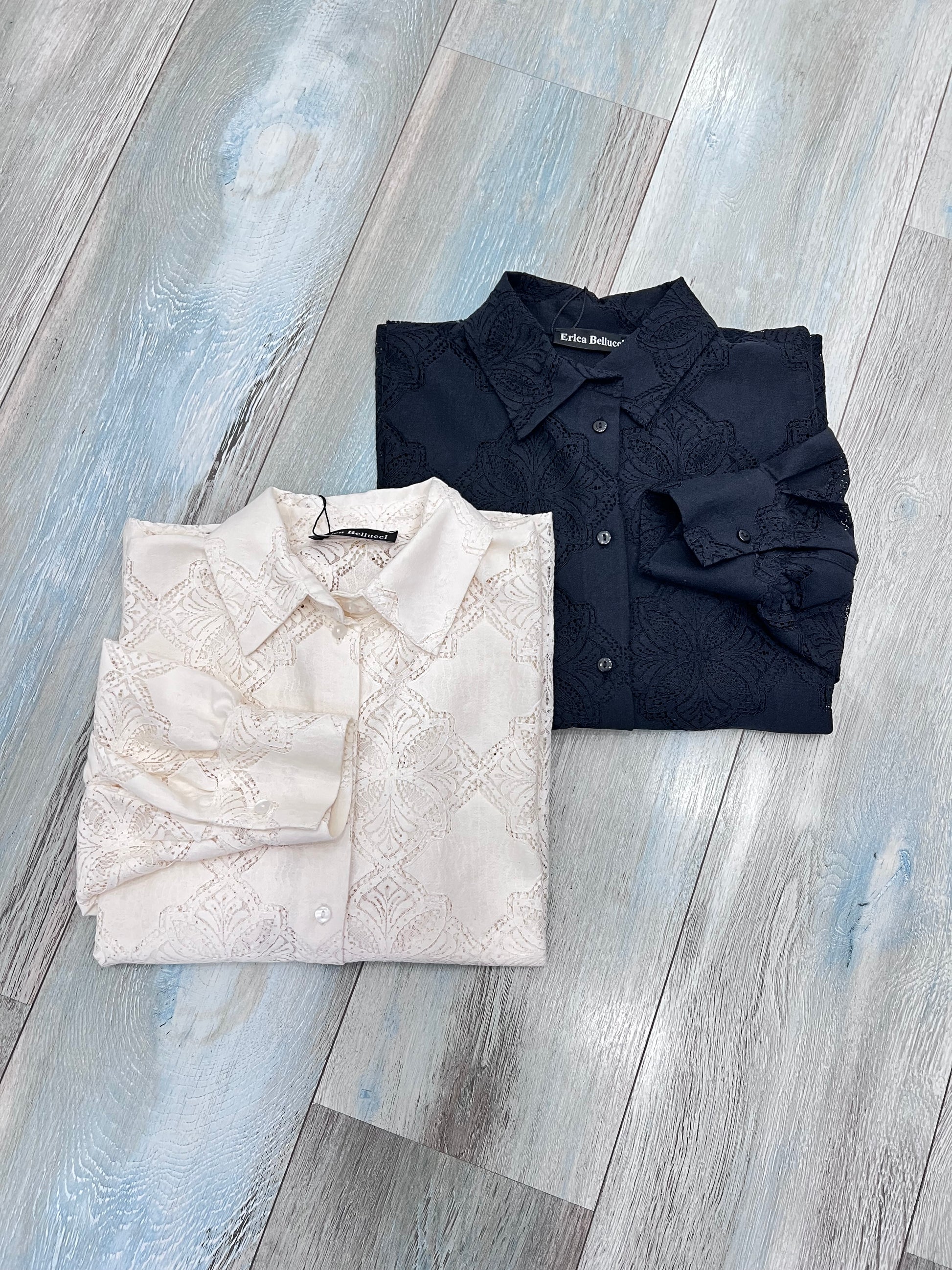 Camicia donna traforata effetto pizzo – entrambi i colori - dettaglio tessuto 55% Poliammide 45% Cotone – Erica Bellucci
