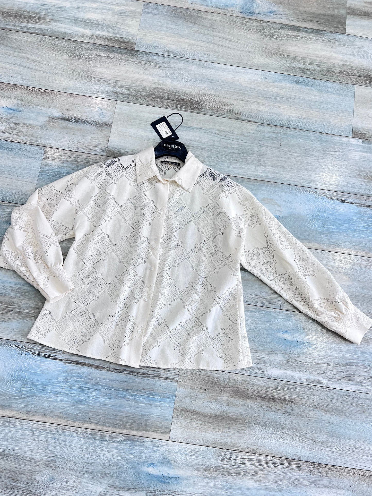 Camicia donna traforata effetto pizzo manica lunga – vista frontale abbottonatura – Erica Bellucci Luxury Collection