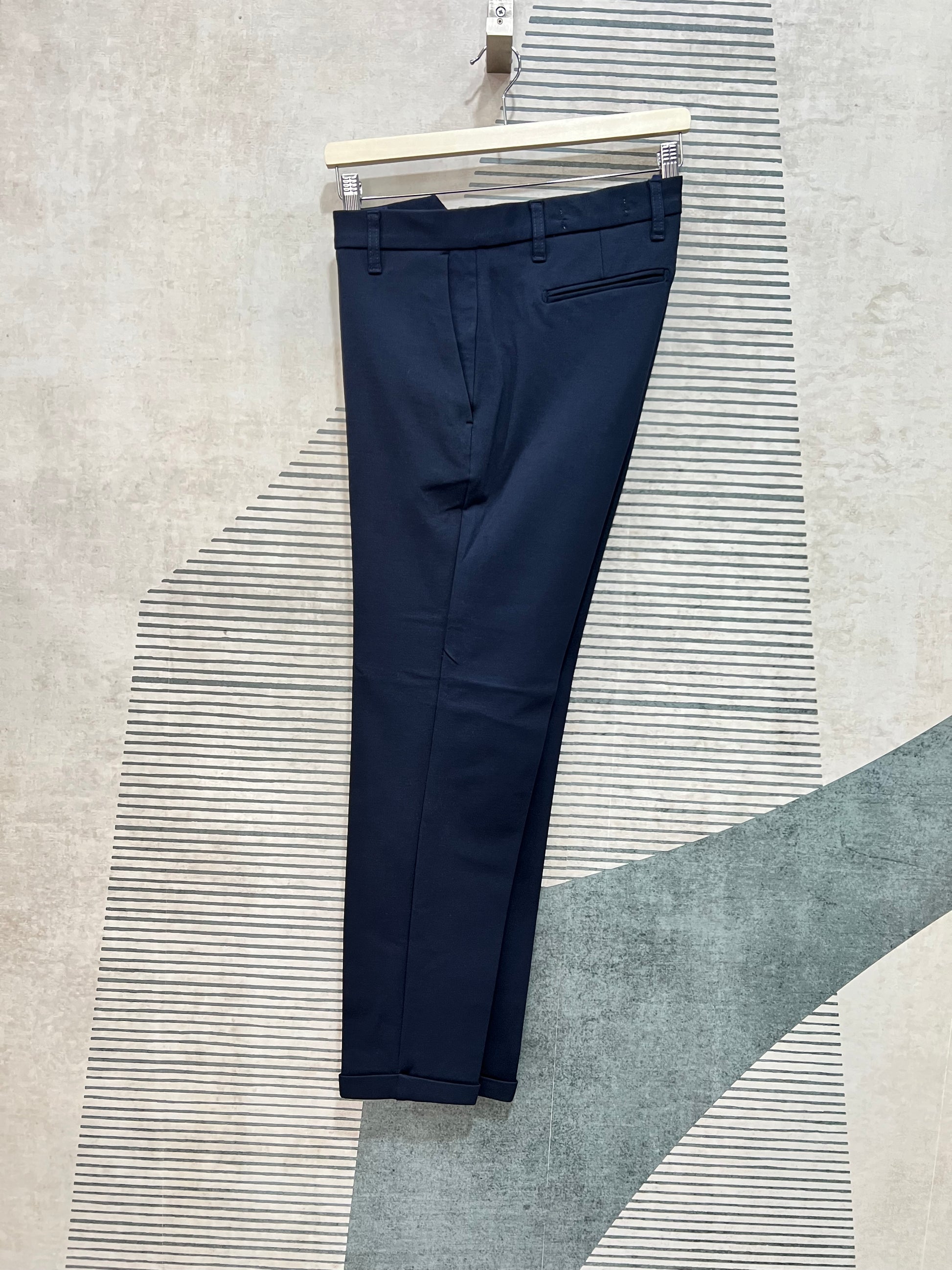 Pantaloni eleganti blu da uomo Frarò, design Made in Italy, appesi su gruccia