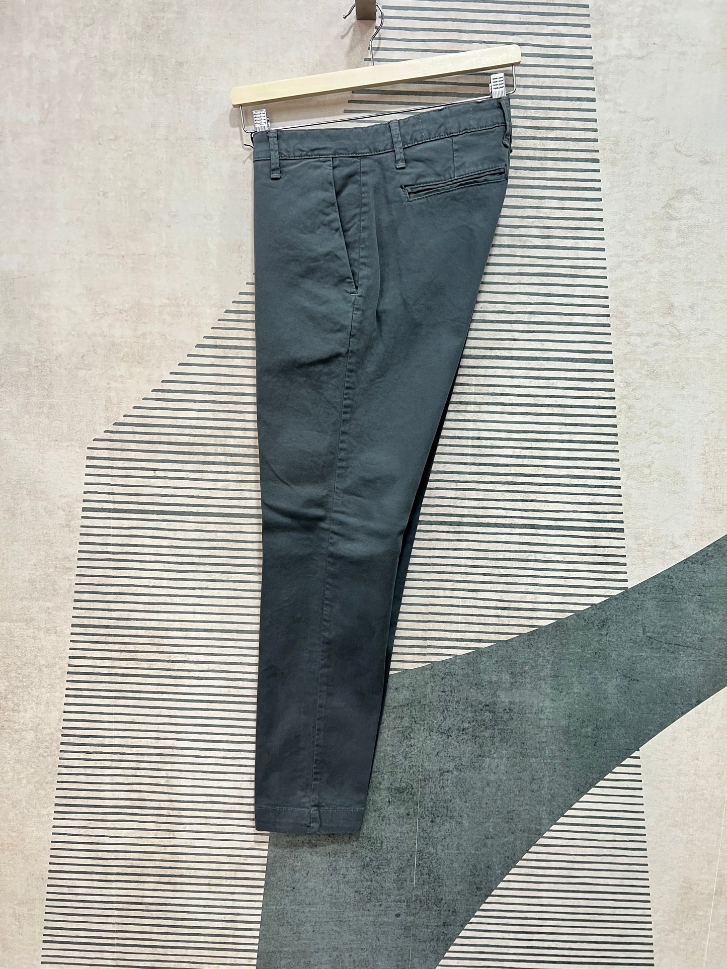 Pantalone chino disponibile in grigio - versatilità massima
