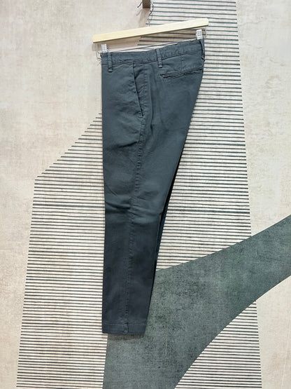 Pantalone chino disponibile in grigio - versatilità massima
