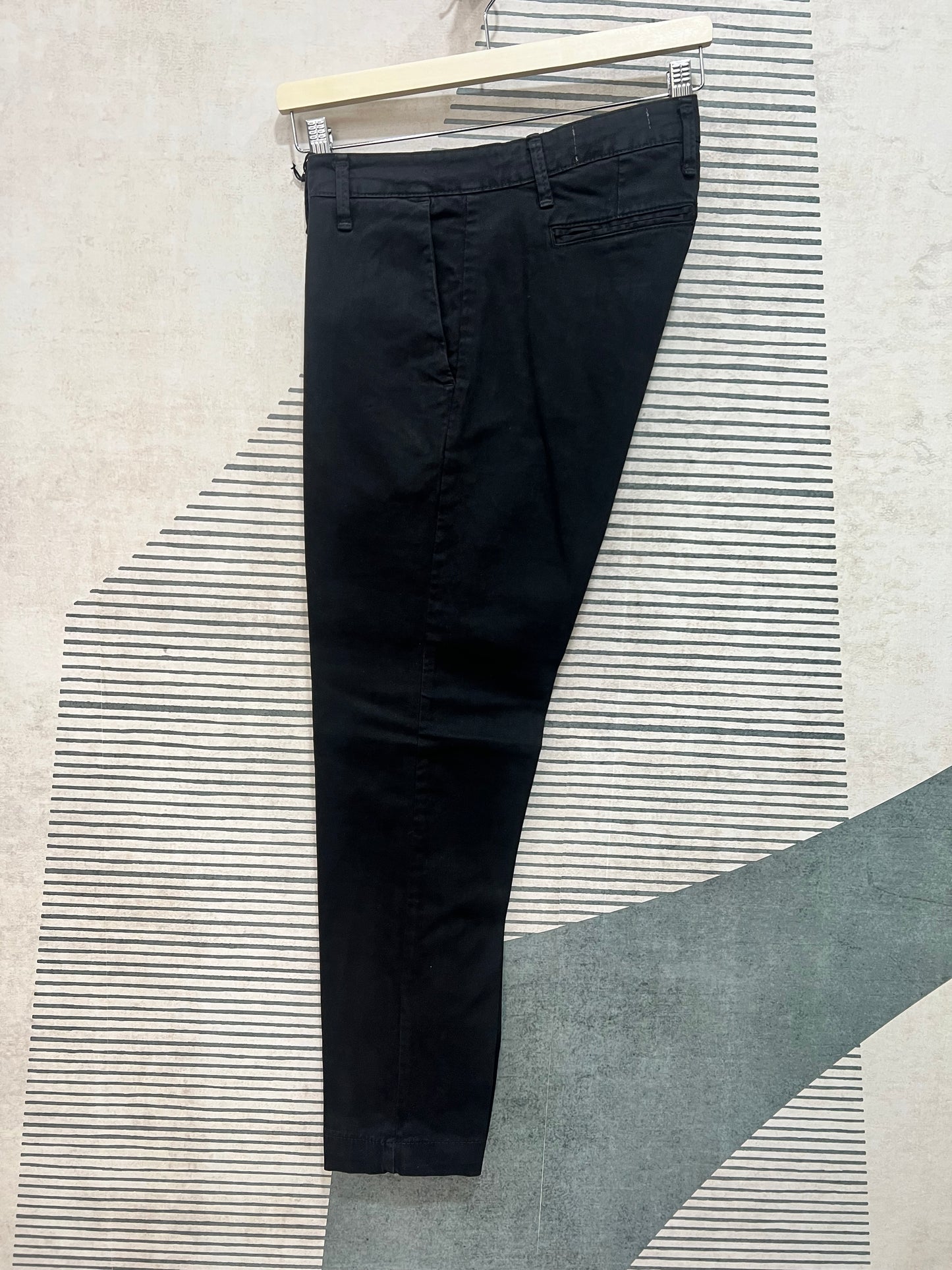Pantalone chino disponibile in nero - versatilità massima
