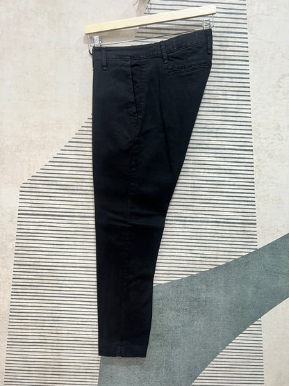 Pantalone chino disponibile in nero - versatilità massima
