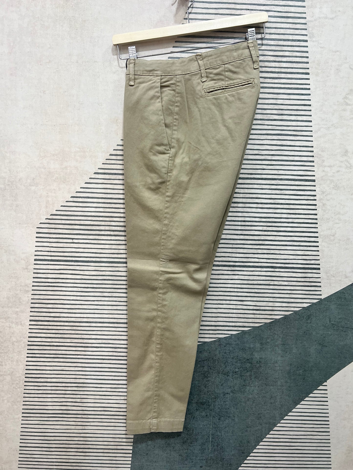 Pantalone chino disponibile in beige - versatilità massima
