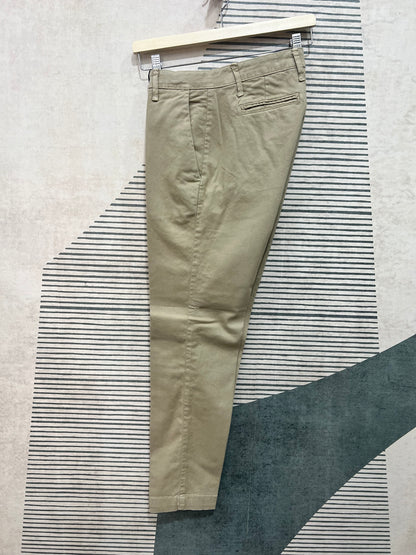 Pantalone chino disponibile in beige - versatilità massima

