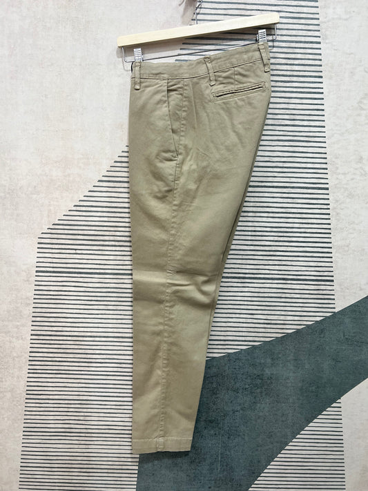 Pantalone chino disponibile in beige - versatilità massima
