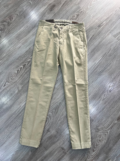 Pantalone chino uomo slim fit vista frontale - 100% cotone Made in Italy
