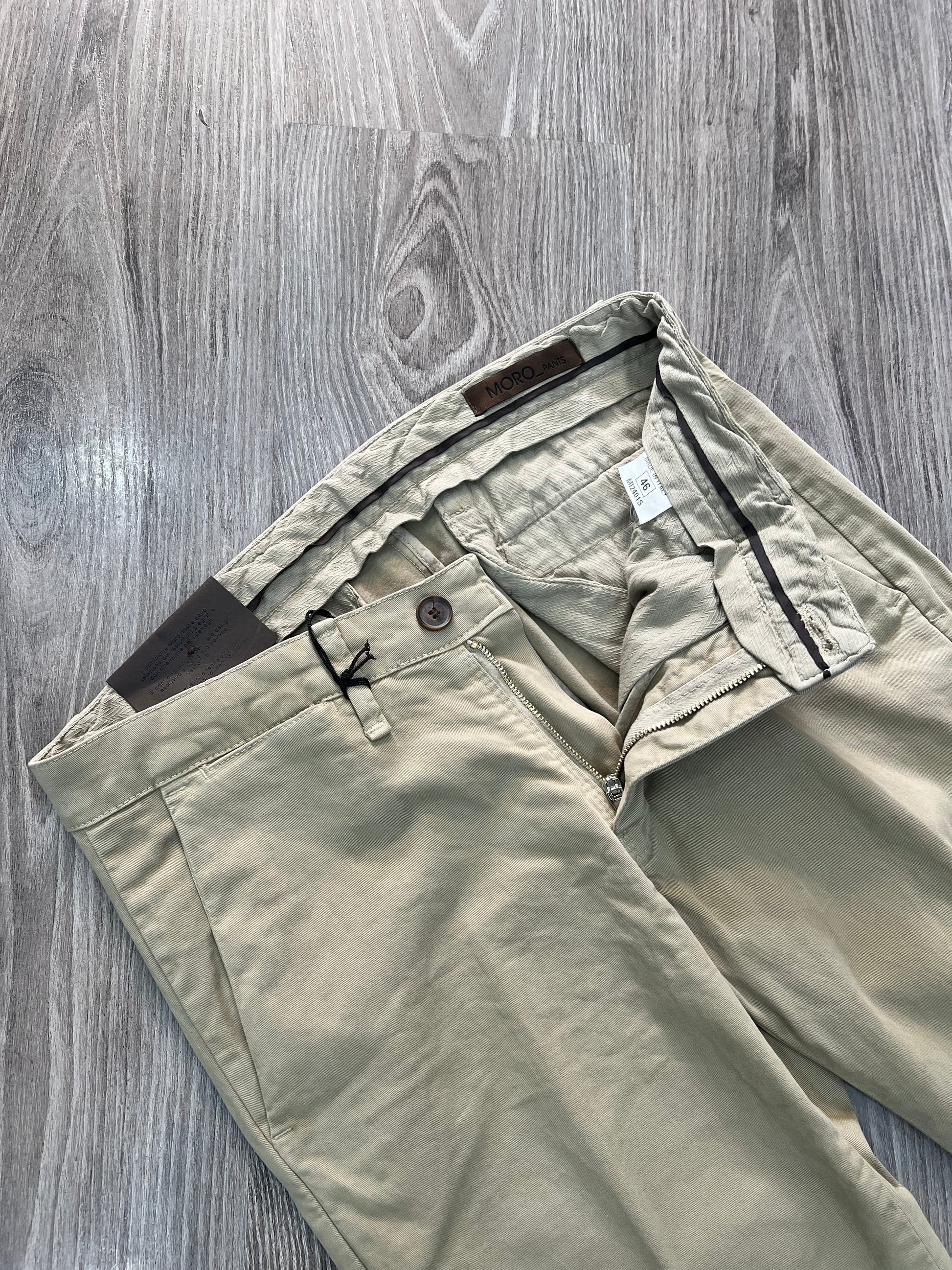 Dettaglio tessuto cotone chino - qualità sartoriale italiana premium
