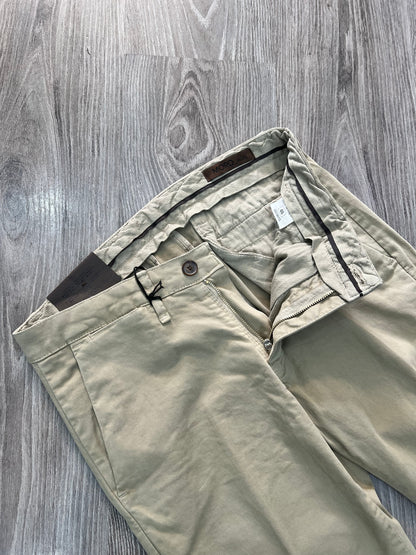 Dettaglio tessuto cotone chino - qualità sartoriale italiana premium
