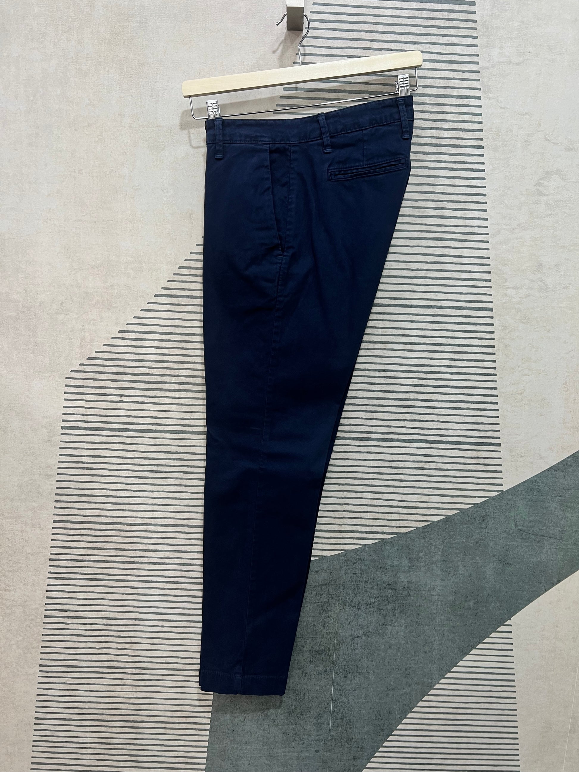 Pantalone chino disponibile in blu - versatilità massima
