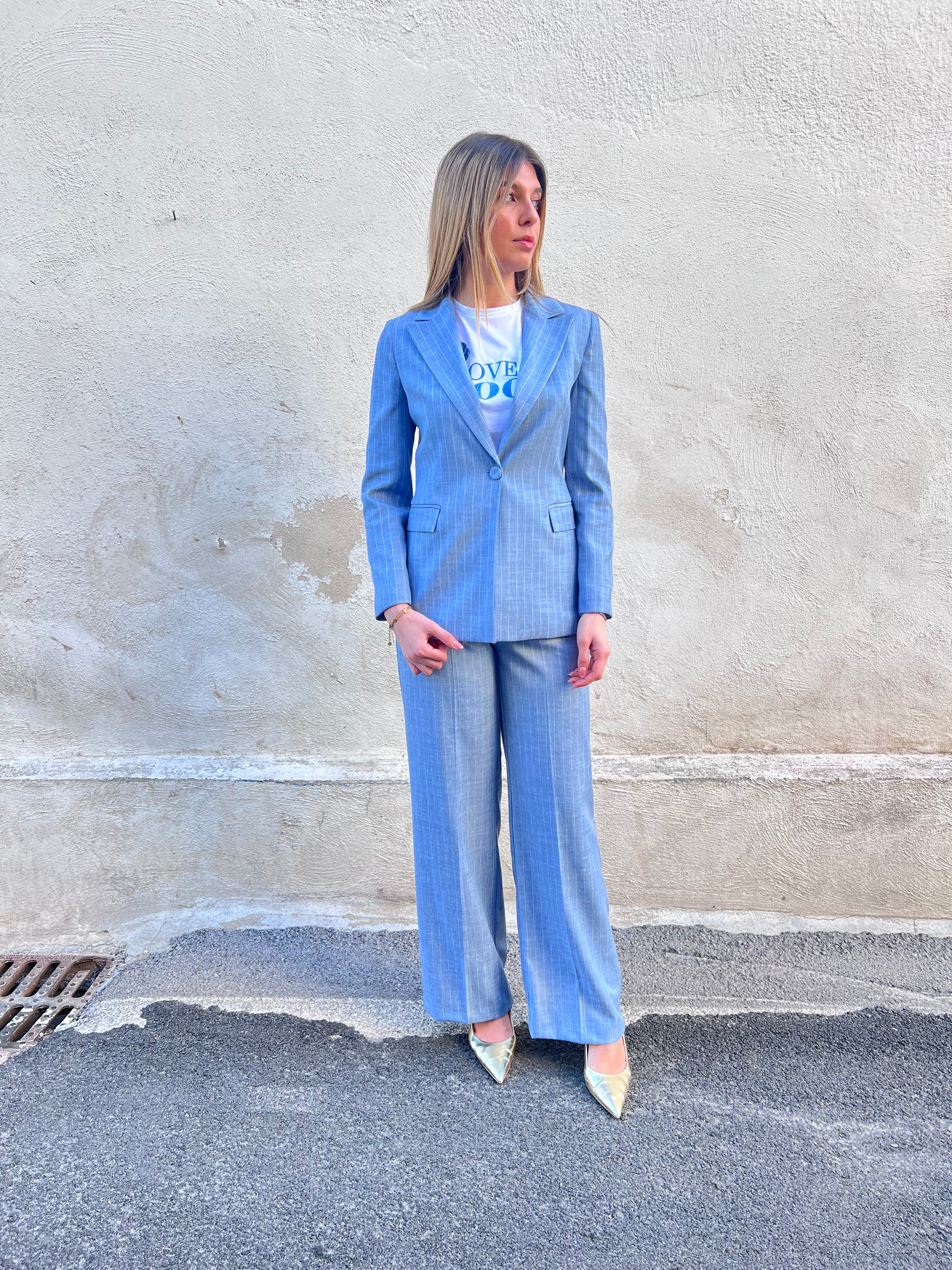 Tailleur gessato donna azzurro Erica Bellucci – coordinato completo blazer e pantalone palazzo - indossato da modella - total look vista frontale