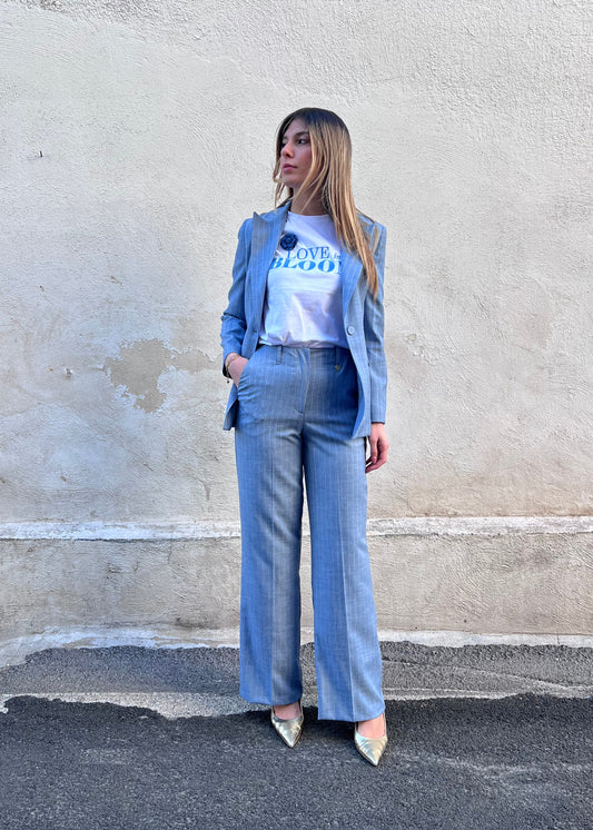 Tailleur gessato donna azzurro Erica Bellucci – coordinato completo blazer e pantalone palazzo - indossato - dettglio vita alta pantalone