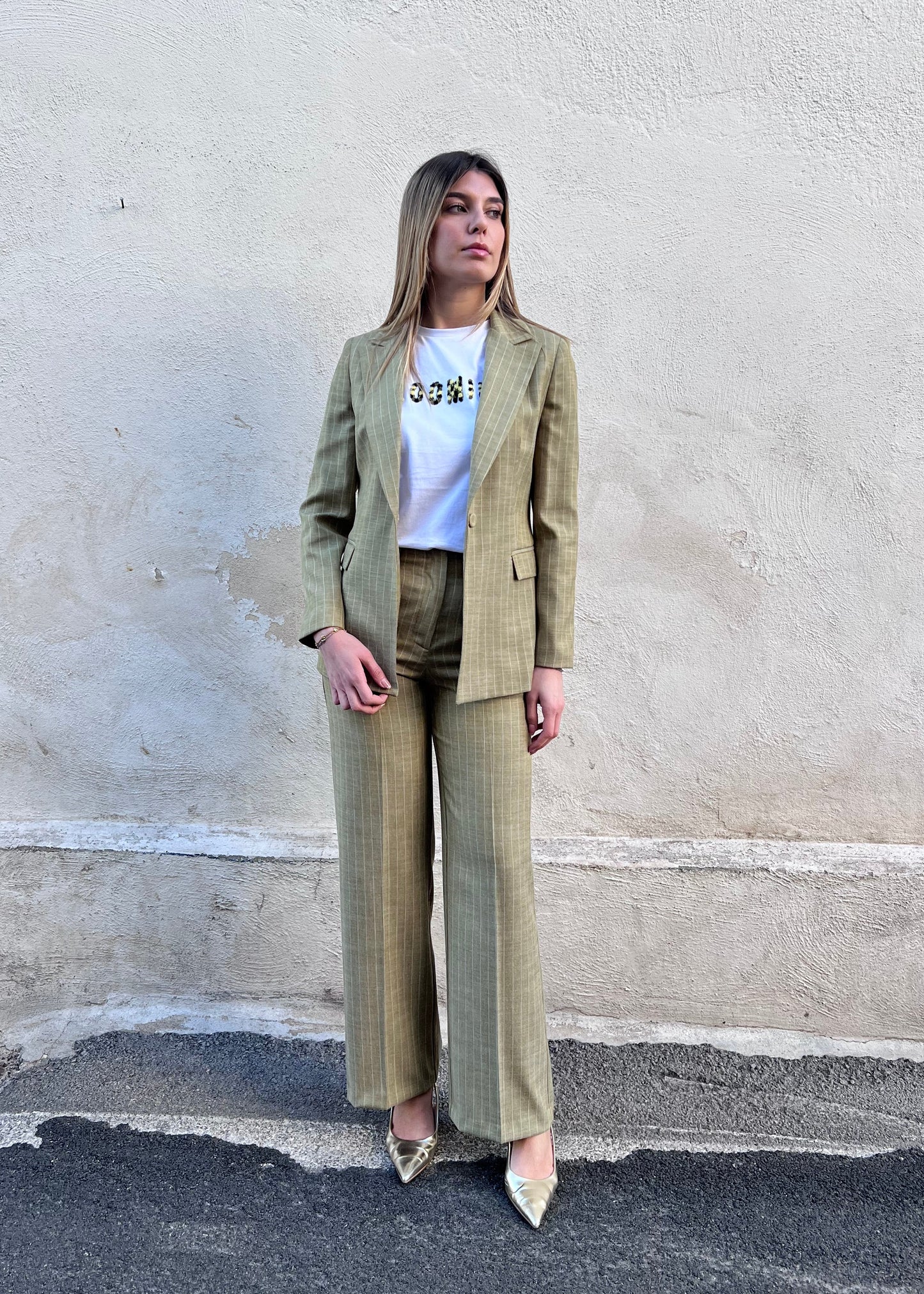 Tailleur gessato donna verde Erica Bellucci – coordinato completo blazer e pantalone palazzo - indossato da modella - dettaglio pantalone