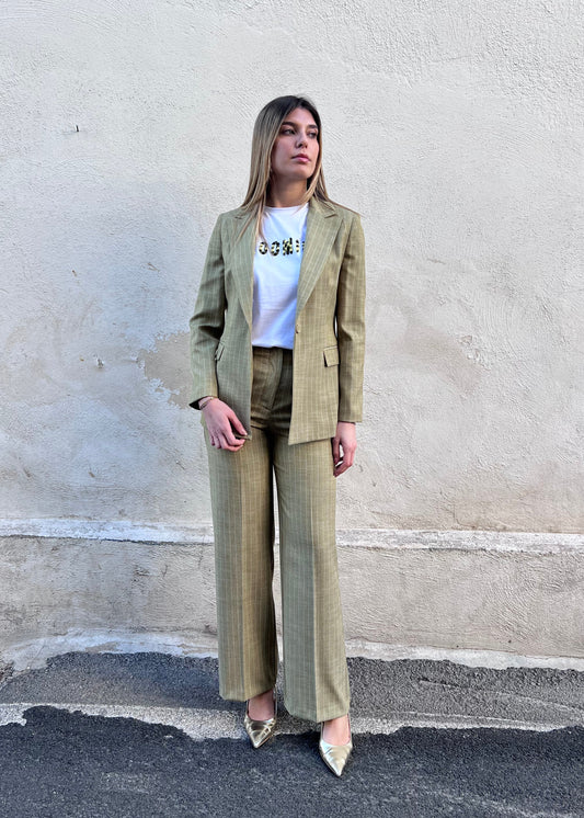Tailleur gessato donna verde Erica Bellucci – coordinato completo blazer e pantalone palazzo - indossato da modella - dettaglio pantalone