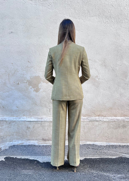 Tailleur gessato donna verde Erica Bellucci – coordinato completo blazer e pantalone palazzo - indossato da modella - vista posteriore